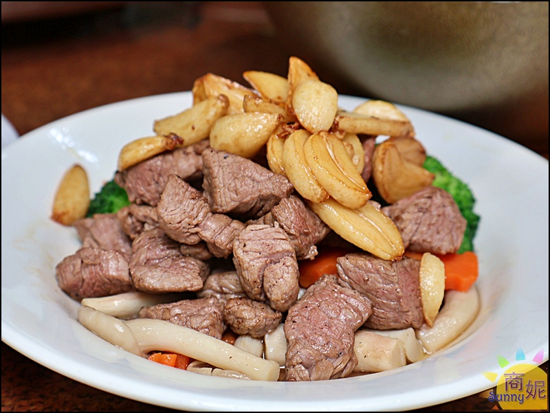 蒜香煎菲力，菲力煎至外酥內嫩，蒜香提味，肉質軟嫩多汁