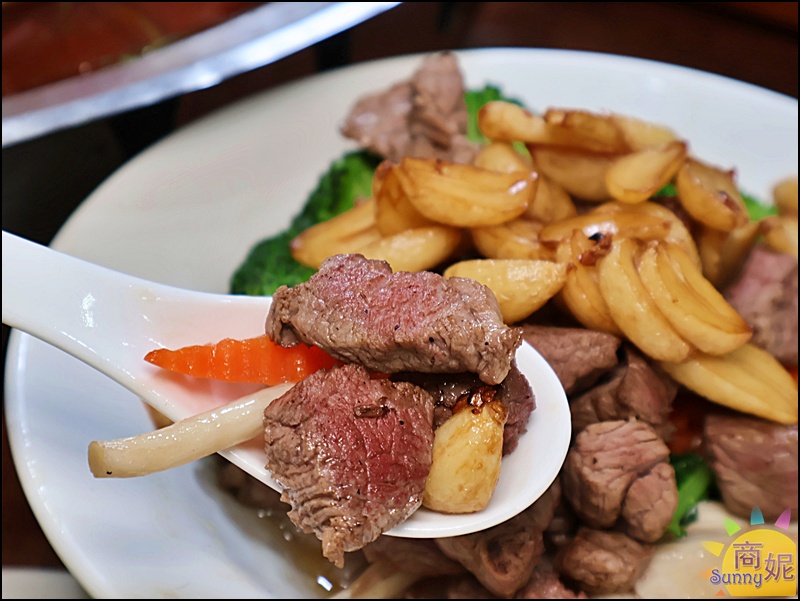蒜香煎菲力，菲力煎至外酥內嫩，蒜香提味，肉質軟嫩多汁