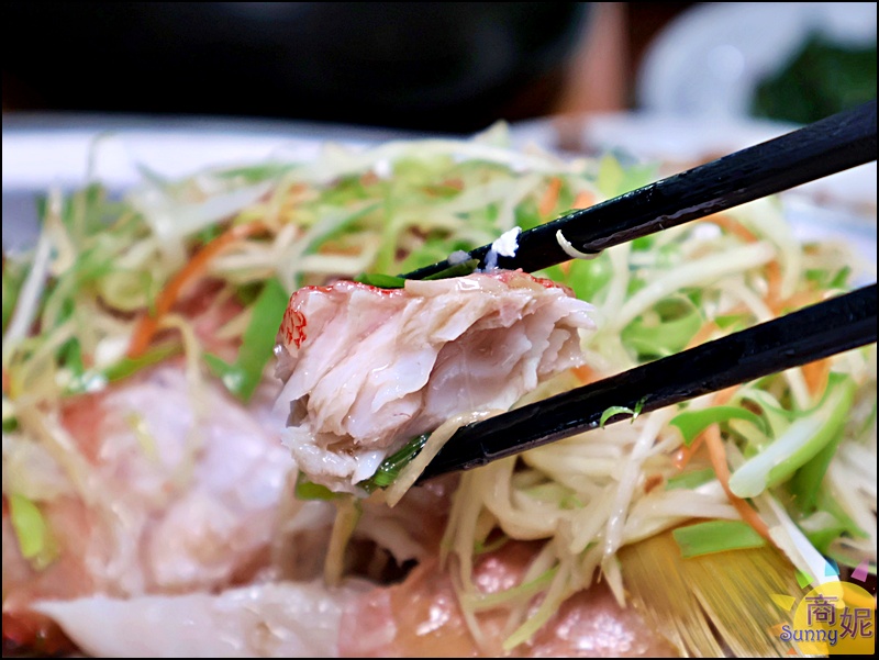 現撈紅鰷清蒸，肉質細緻鮮甜，原味呈現魚肉鮮美