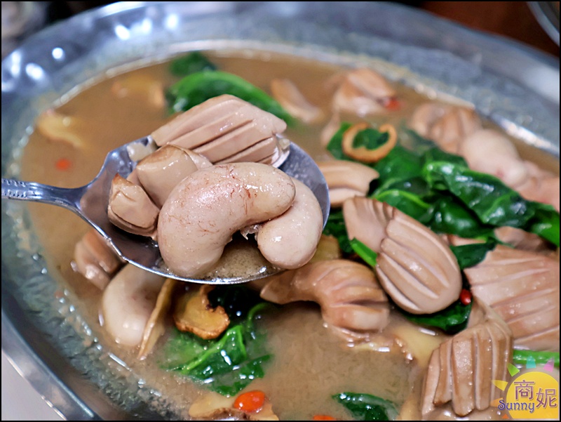 麻油雙腰，麻油香氣濃郁，腰花與腰子口感滑嫩，是秋冬進補首選