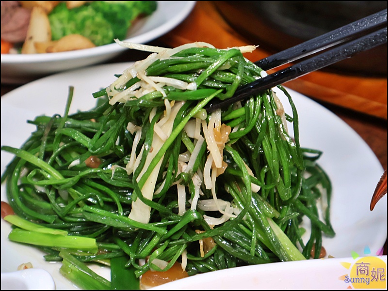 水蓮加了蔭鳳梨一起炒，多了鳳梨香甜滋味