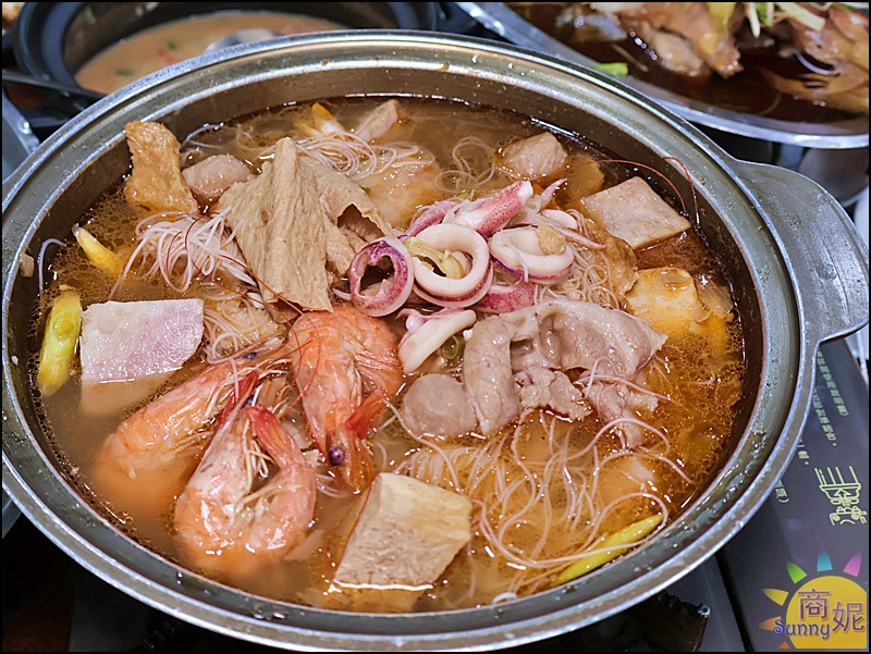 中卷芋頭米粉湯，芋頭綿密、中卷Q彈，湯頭濃郁暖胃，米粉吸飽海味 