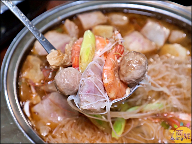 中卷芋頭米粉湯，芋頭綿密、中卷Q彈，湯頭濃郁暖胃，米粉吸飽海味 