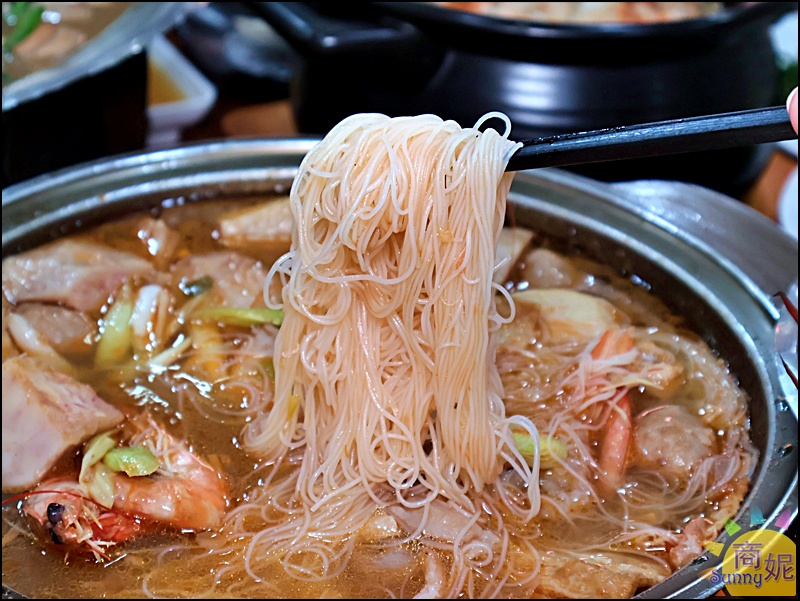 中卷芋頭米粉湯，芋頭綿密、中卷Q彈，湯頭濃郁暖胃，米粉吸飽海味 