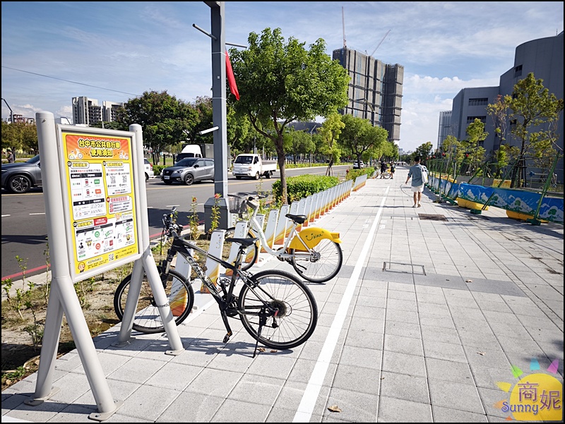 目前有555及綠4公車直達綠美圖。 公車站旁邊就是旁邊接駁車等候處。