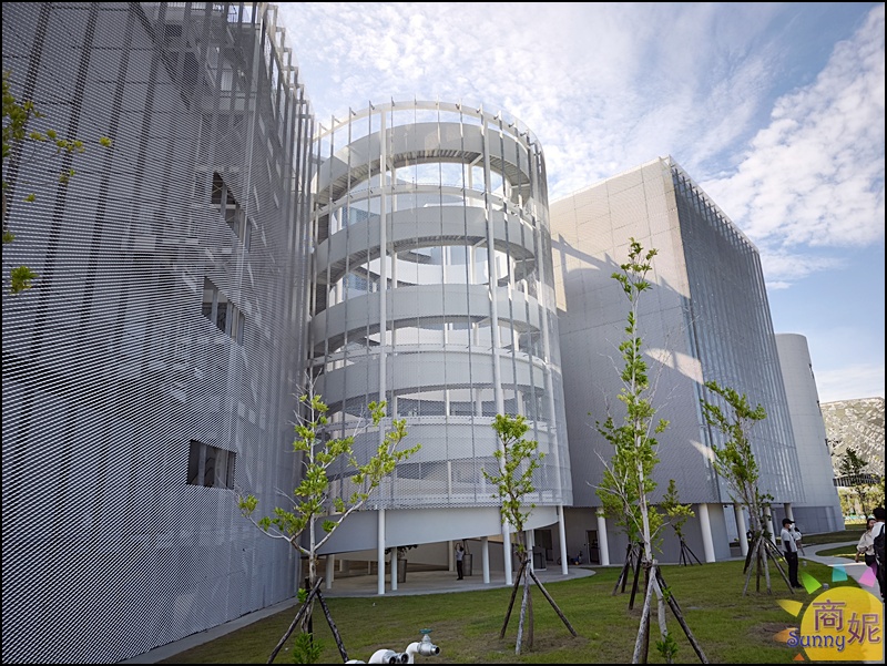 綠美圖透過連通橋與挑高設計巧妙串聯，打造無邊界共融場域