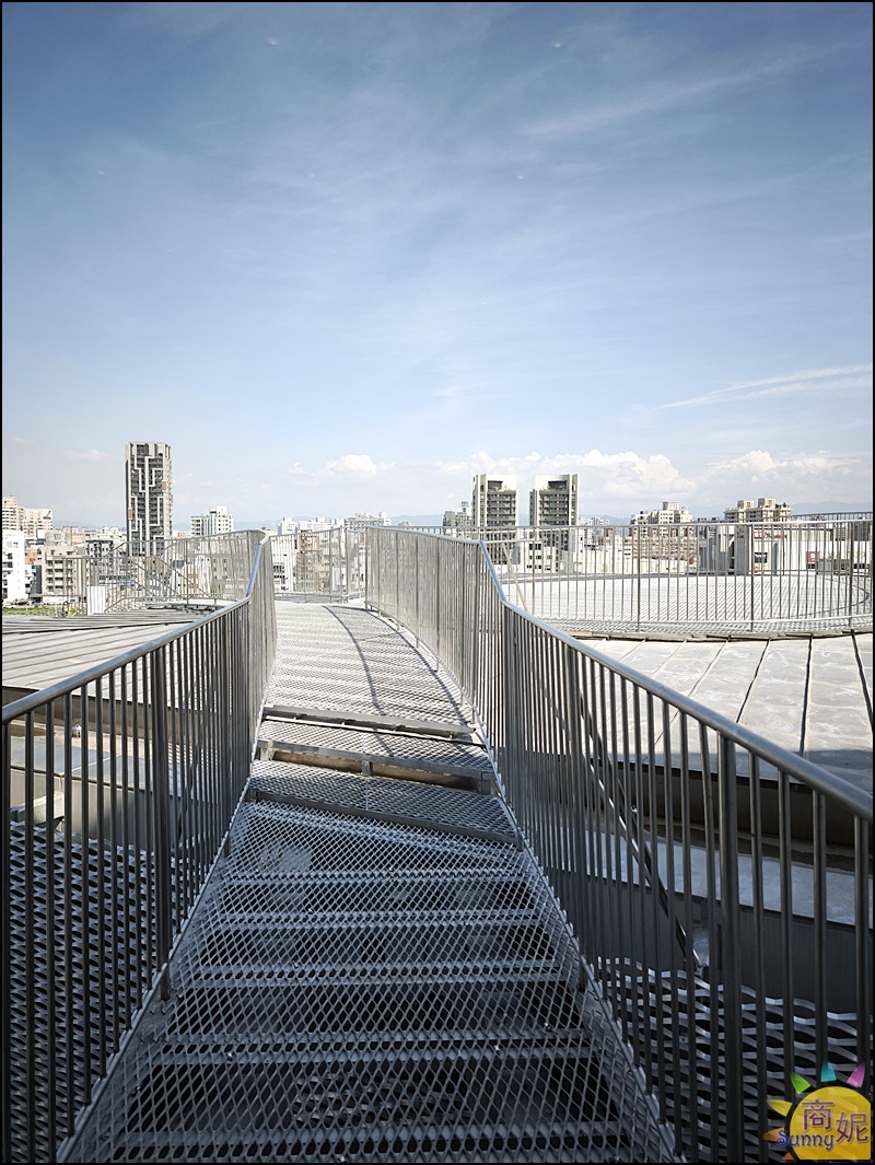 頂樓還有半戶外空間，可以眺望中央公園綠意