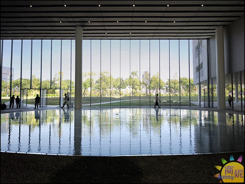 台中綠美圖的鏡面水池大廳