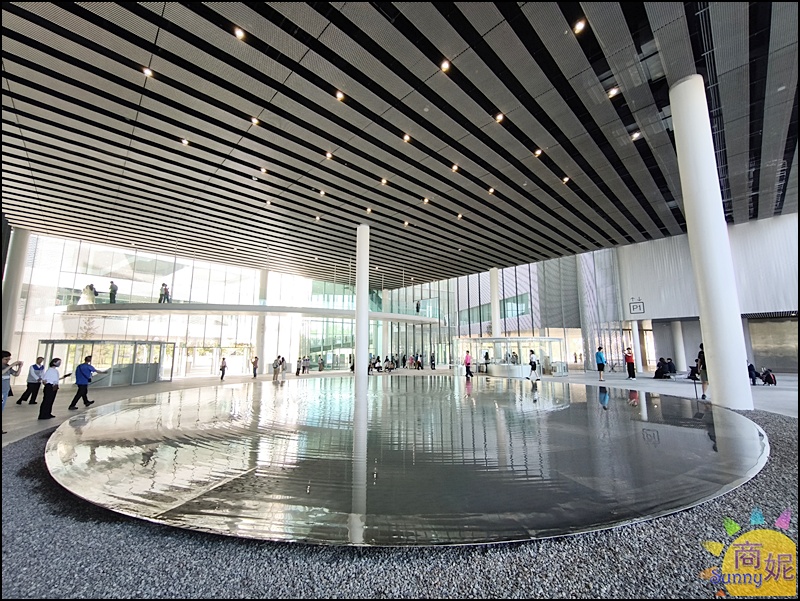 台中綠美圖的鏡面水池大廳