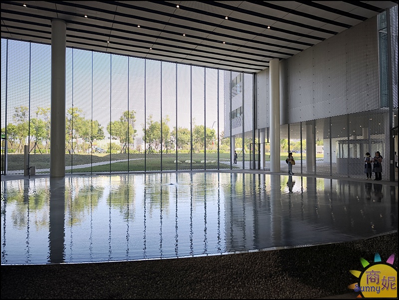 台中綠美圖的鏡面水池大廳