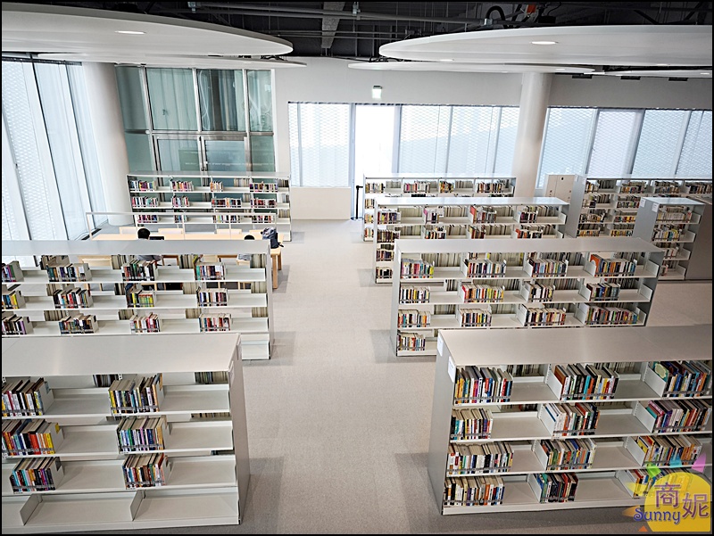 圖書館總館首創「分齡分棟」規劃，設有兒童、青少年與樂齡專區，館藏超過50萬冊圖書與電子書，打造全齡共融的知識場域。