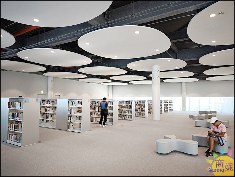 圖書館總館首創「分齡分棟」規劃，設有兒童、青少年與樂齡專區，館藏超過50萬冊圖書與電子書，打造全齡共融的知識場域。