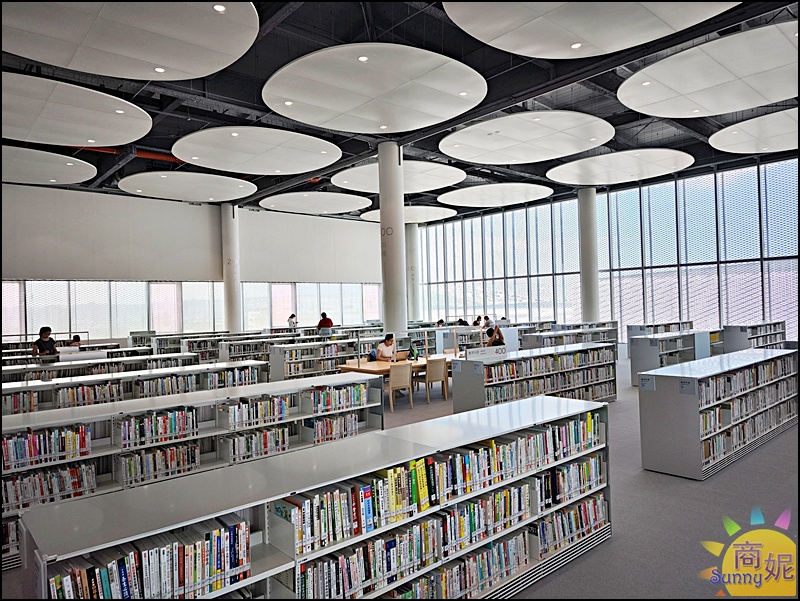 圖書館總館首創「分齡分棟」規劃，設有兒童、青少年與樂齡專區，館藏超過50萬冊圖書與電子書，打造全齡共融的知識場域。
