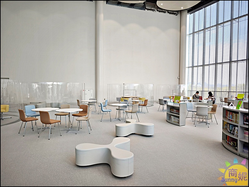 閱讀空間寬敞舒適，還有設置多個座位區