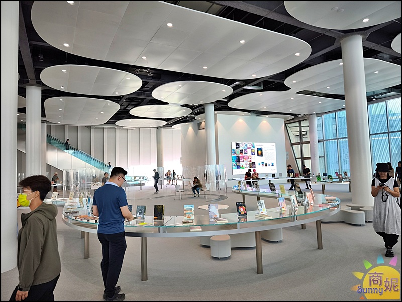 閱讀空間寬敞舒適，還有設置多個座位區