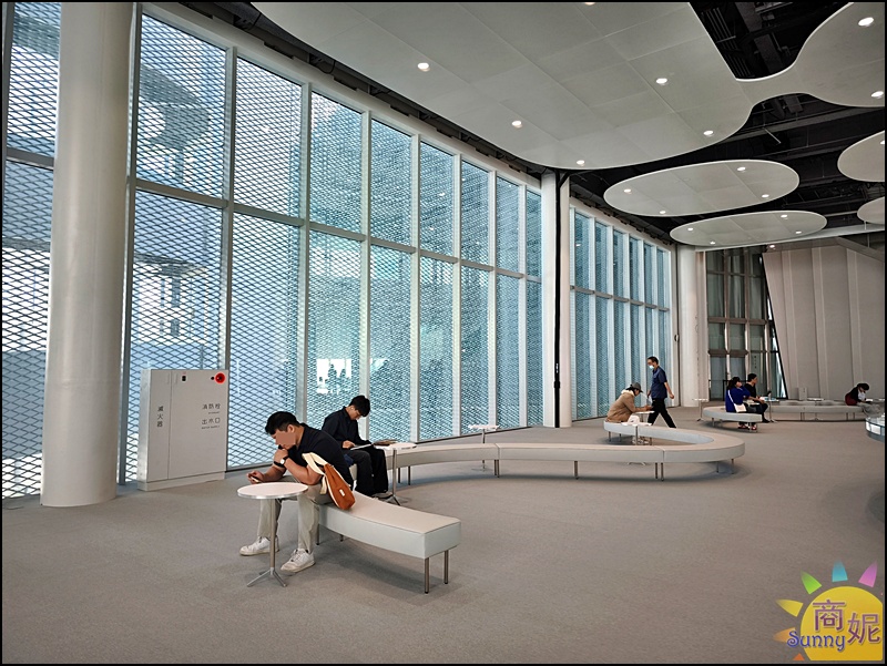 閱讀空間寬敞舒適，還有設置多個座位區