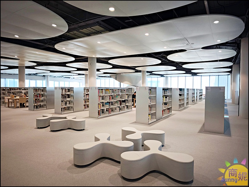 閱讀空間寬敞舒適，還有設置多個座位區
