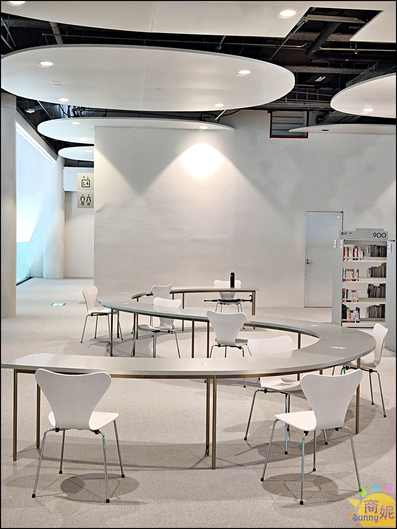閱讀空間寬敞舒適，還有設置多個座位區