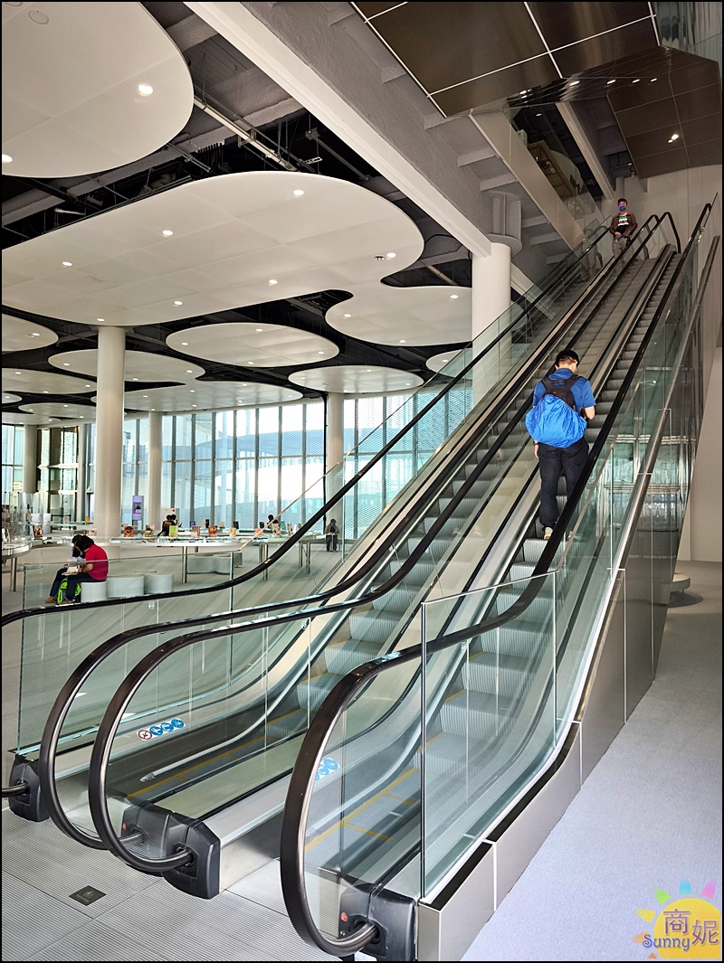 室內除了空橋步道，還有手扶梯