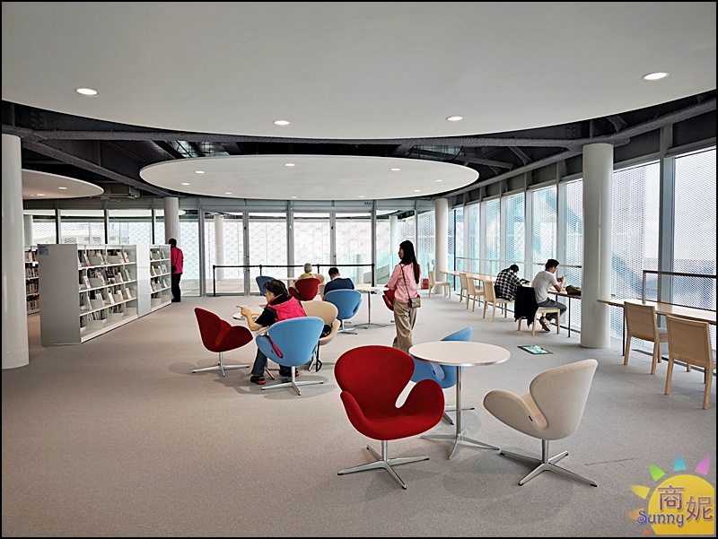 圖書館一共７層樓，圖書分類清楚，每層樓的閱讀空間都很舒適