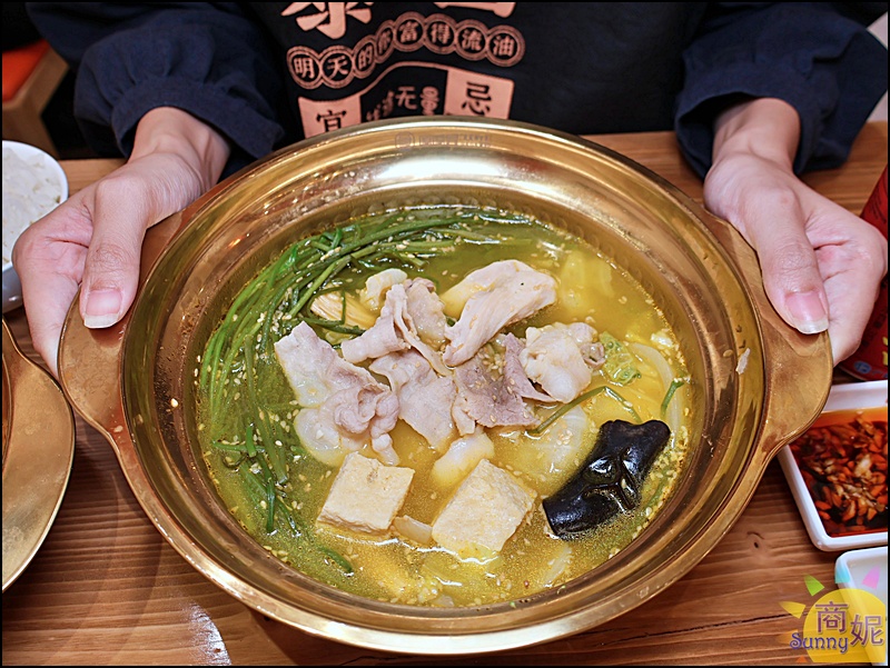 嘎嘎冒|台中第一家自助夾菜秤重計價個人冒菜鍋！一中平價四川冒菜鍋湯底免費一鍋150元起