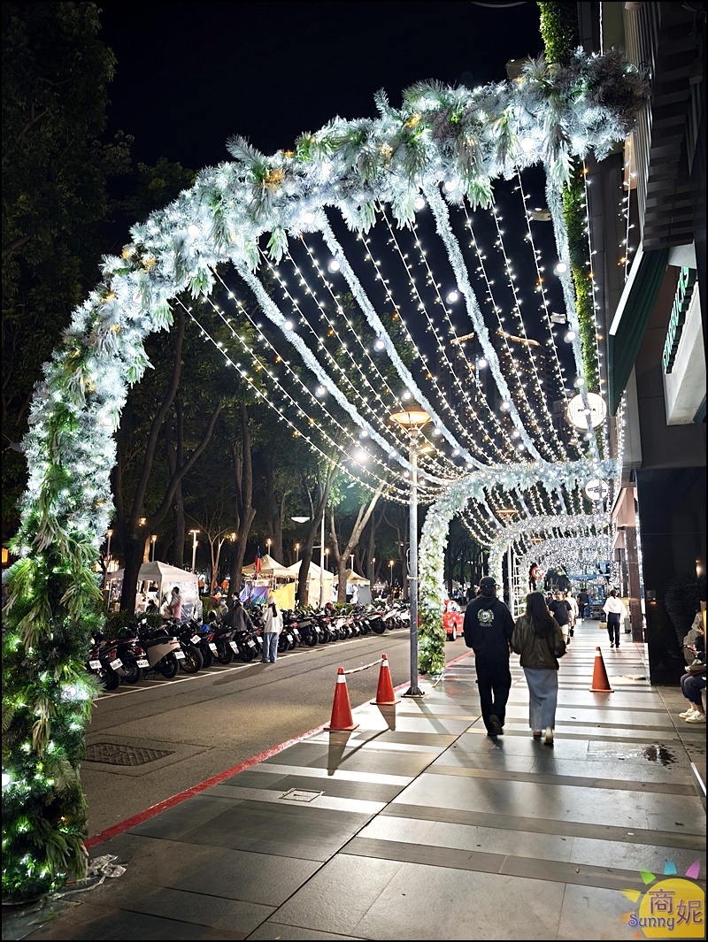 2025勤美草悟聖誕村|台中免費景點!7米飄雪聖誕樹.250公尺光之道.耶誕跨年最浪漫打卡點攻略 2025勤美草悟聖誕村|台中免費景點!7米飄雪聖誕樹.250公尺光之道.耶誕跨年最浪漫打卡點攻略