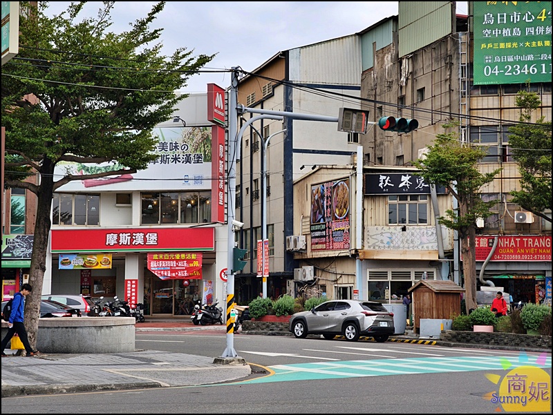 彰化秋本家店外觀,鄰近彰化火車站、摩斯漢堡,門口設有Ubike站點。