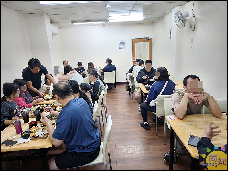 秋本家日式食堂風格用餐環境,一樓吧台區與二樓多人聚餐區,彰化火車站溫馨日式定食餐廳。