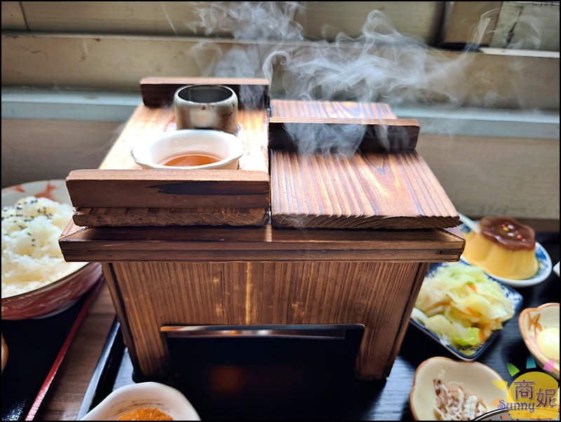 創意方形火鍋特寫,特大蟹肉棒與豐盛豬肉魚肉配料,附贈日本甜酒露增添湯頭風味。