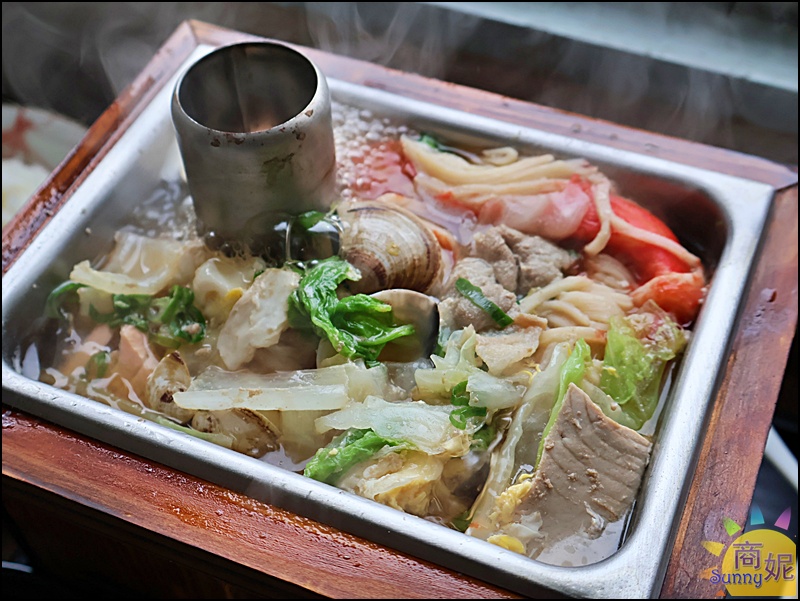 創意方形火鍋特寫,特大蟹肉棒與豐盛豬肉魚肉配料,附贈日本甜酒露增添湯頭風味。