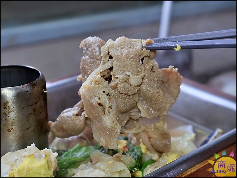 創意方形火鍋特寫,特大蟹肉棒與豐盛豬肉魚肉配料,附贈日本甜酒露增添湯頭風味。