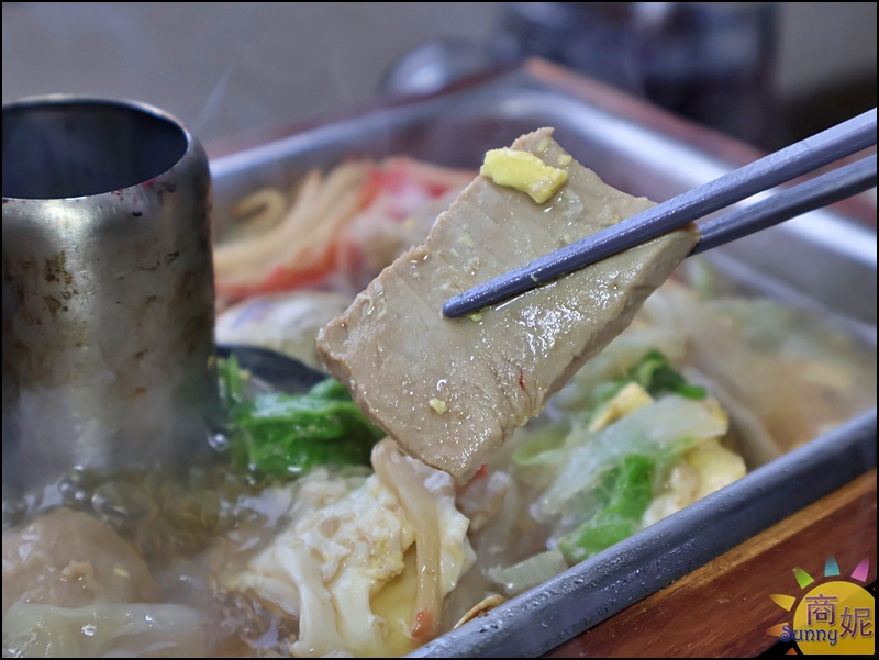 創意方形火鍋特寫,特大蟹肉棒與豐盛豬肉魚肉配料,附贈日本甜酒露增添湯頭風味。