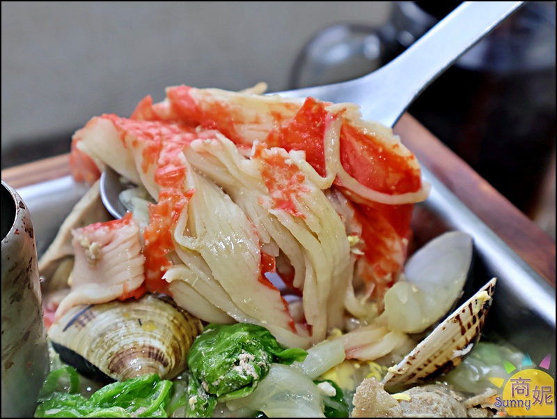 創意方形火鍋特寫,特大蟹肉棒與豐盛豬肉魚肉配料,附贈日本甜酒露增添湯頭風味。