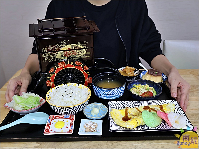 秋本家天皇御禮大寶輪定食,浮誇日本天皇馬車造型餐盒,內含炸魚排與蔥燒雞肉雙層主食。