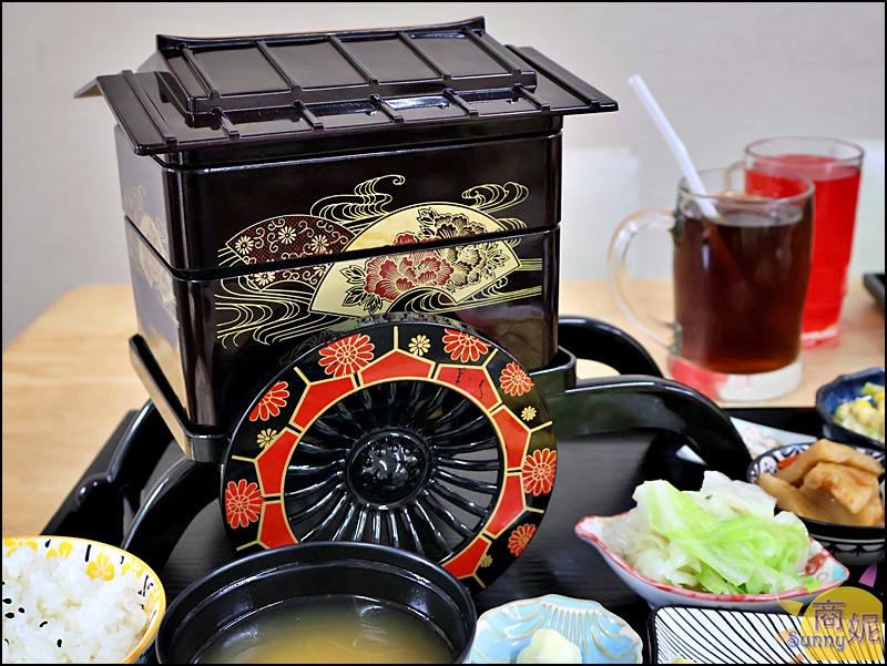 秋本家天皇御禮大寶輪定食,浮誇日本天皇馬車造型餐盒,內含炸魚排與蔥燒雞肉雙層主食。