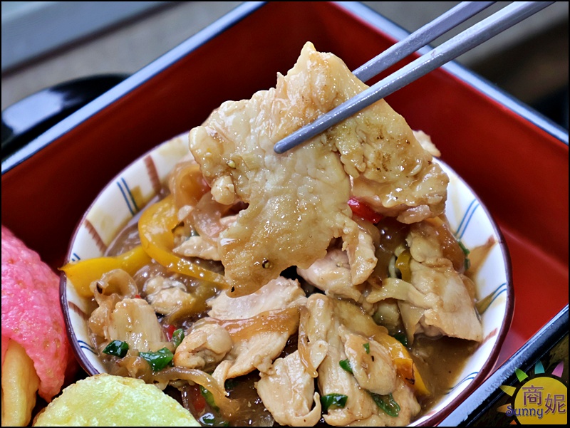 秋本家天皇御禮大寶輪定食,浮誇日本天皇馬車造型餐盒,內含炸魚排與蔥燒雞肉雙層主食。