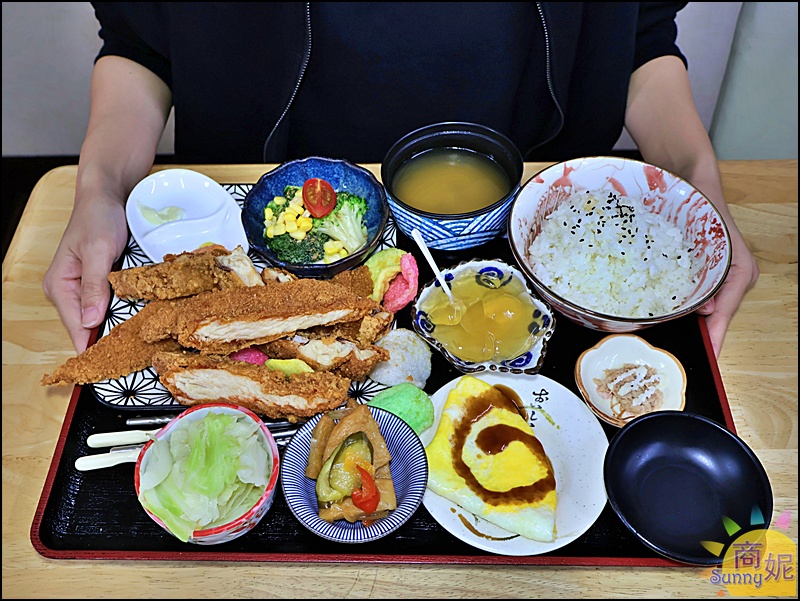 秋本家老邱雞排定食，比臉還大的厚切炸雞排，台味懷舊風大份量定食，彰化火車站平價飽足首選。