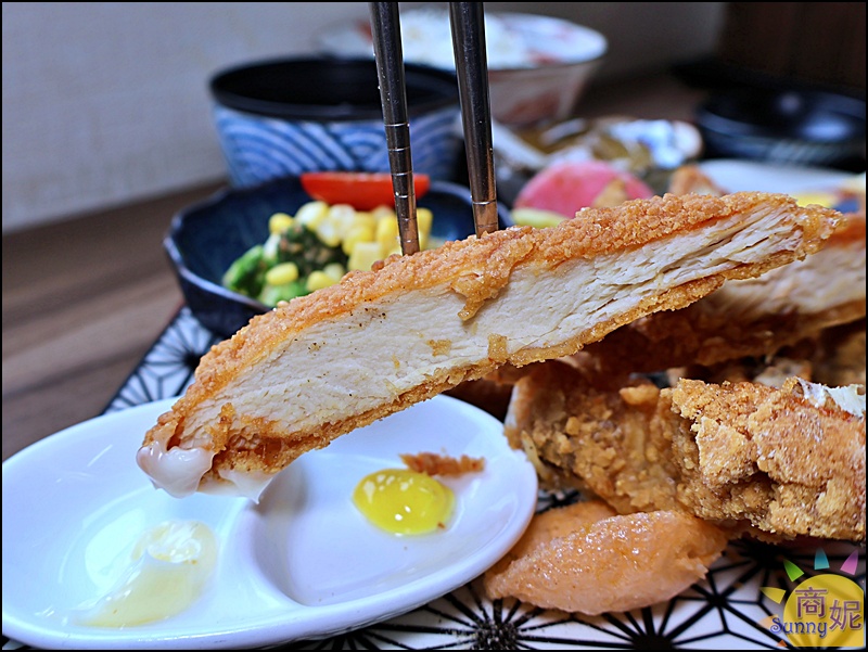 秋本家老邱雞排定食,比臉還大的厚切炸雞排,台味懷舊風大份量定食,彰化火車站平價飽足首選。