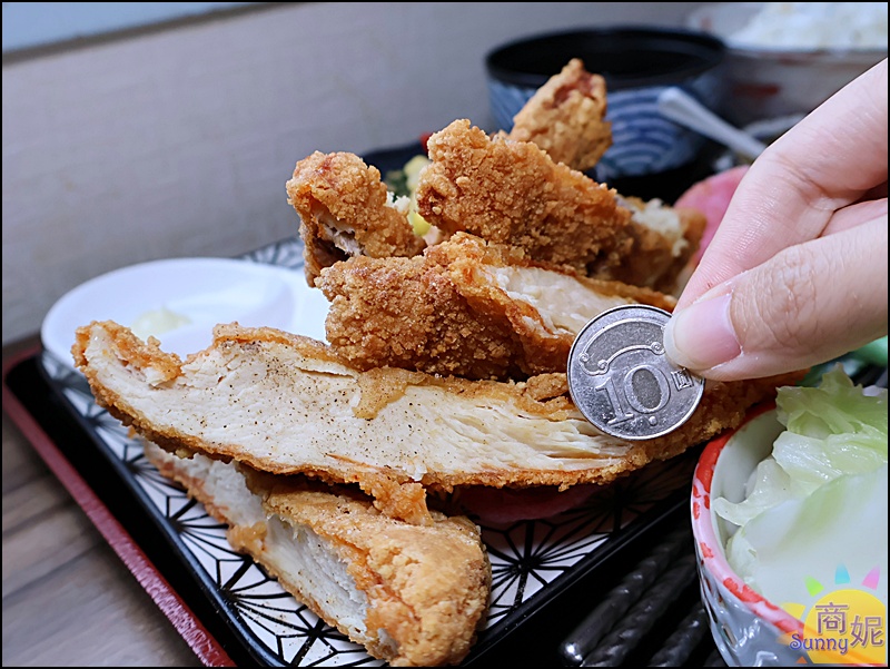 秋本家老邱雞排定食,比臉還大的厚切炸雞排,台味懷舊風大份量定食,彰化火車站平價飽足首選。