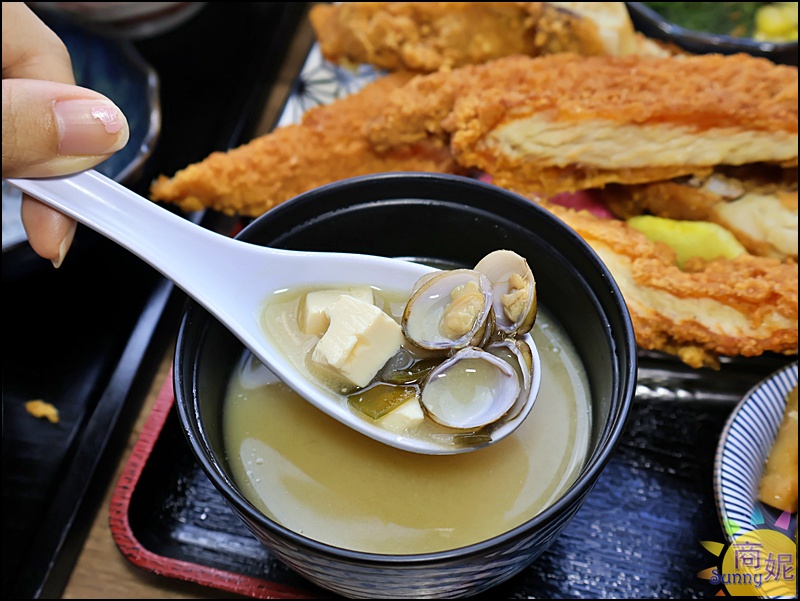 秋本家老邱雞排定食,比臉還大的厚切炸雞排,台味懷舊風大份量定食,彰化火車站平價飽足首選。