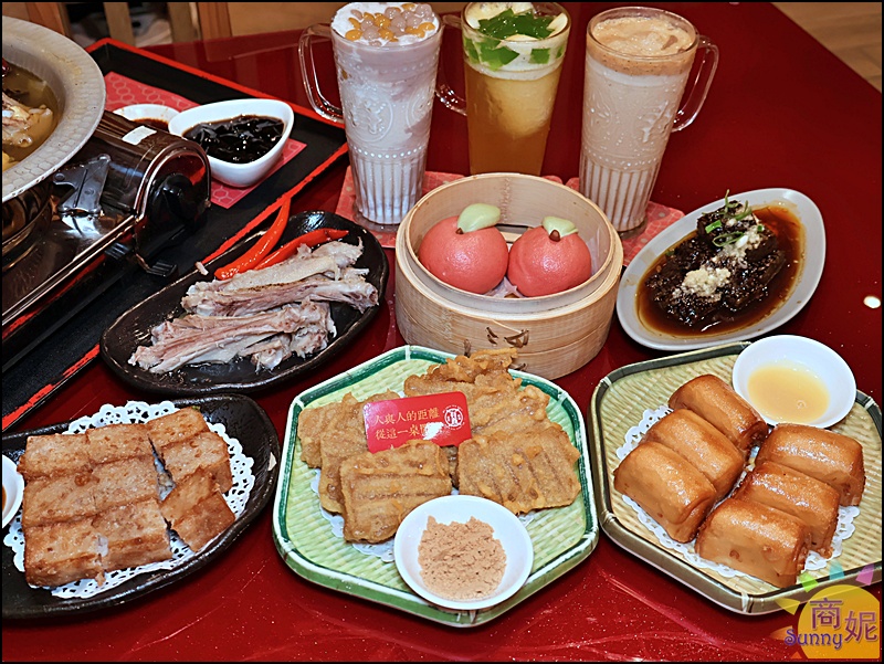 有春茶館新菜單有好多菜色，古早味辦桌菜之外也有 許多小品炸物、飲品。