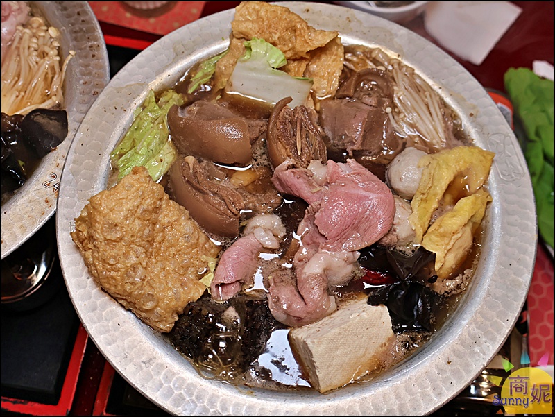 藥膳羊腩排絕對是秋冬滋補的首選！ 一上桌就被這驚人的分量嚇到，滿滿的食材幾乎要溢出鍋外。