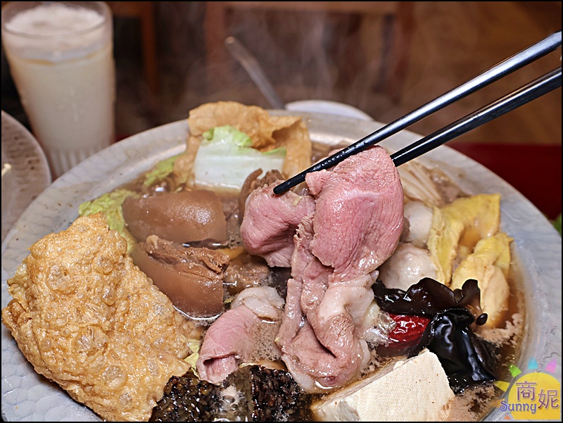 現切羊肉片帶點厚度，涮煮後口感軟嫩中帶點Q度與咬勁，香甜的肉汁一咬立即噴發