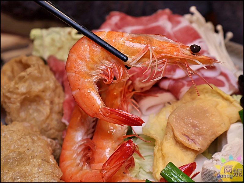 鮮甜的大蝦，肉質紮實鮮嫩，加上大塊豆腐、Q彈丸子、蛋餃、豆皮，還有大白菜、金針菇、黑木耳與番茄等新鮮時蔬，整鍋好料越煮越甘甜