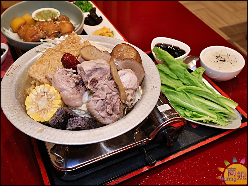經典麻油雞鍋 附米飯、時蔬、甜品、飲料
