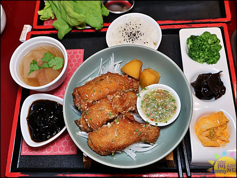 檸檬雞腿飯 附米飯、小菜、湯品、甜品、飲料