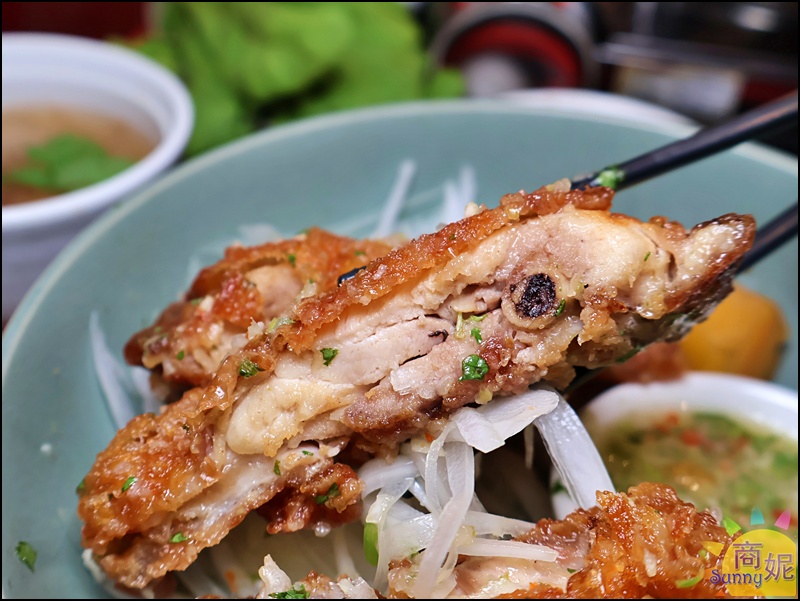 整支大雞腿炸到金黃酥脆，皮酥肉嫩又多汁