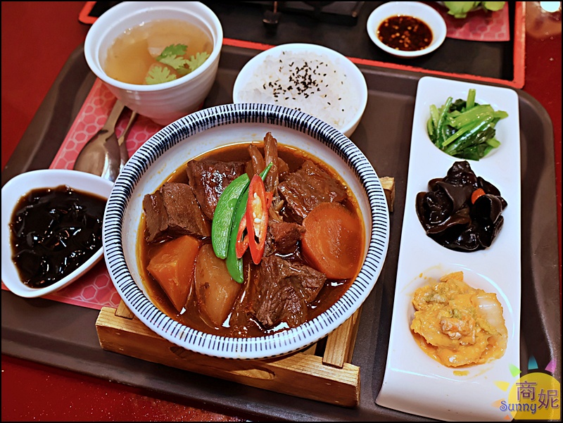 紅燒牛肉飯 附米飯、小菜、湯品、甜品、飲料