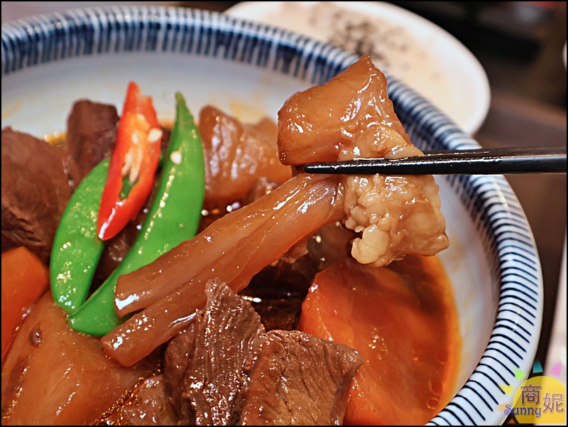 牛肉塊切得大方，經過長時間燉煮後肉質軟嫩、入口即化，帶有迷人的膠質超好吃