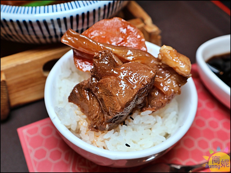 香噴噴白飯淋上一點紅燒湯汁及牛肉，超級下飯啊